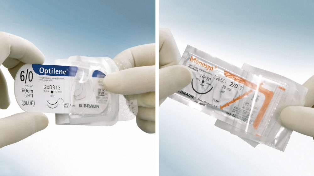 Nebeneinander dargestellte Bilder von behandschuhten Händen, die Nahtmaterialverpackungen in transparenter Blisterverpackung halten. Das linke Bild zeigt eine blaue Optilene® 6/0 Naht, 60 cm, und das rechte Bild zeigt eine Monosyn® 2/0 Naht, beide mit B. Braun Branding, vor einem hellblauen Hintergrund.