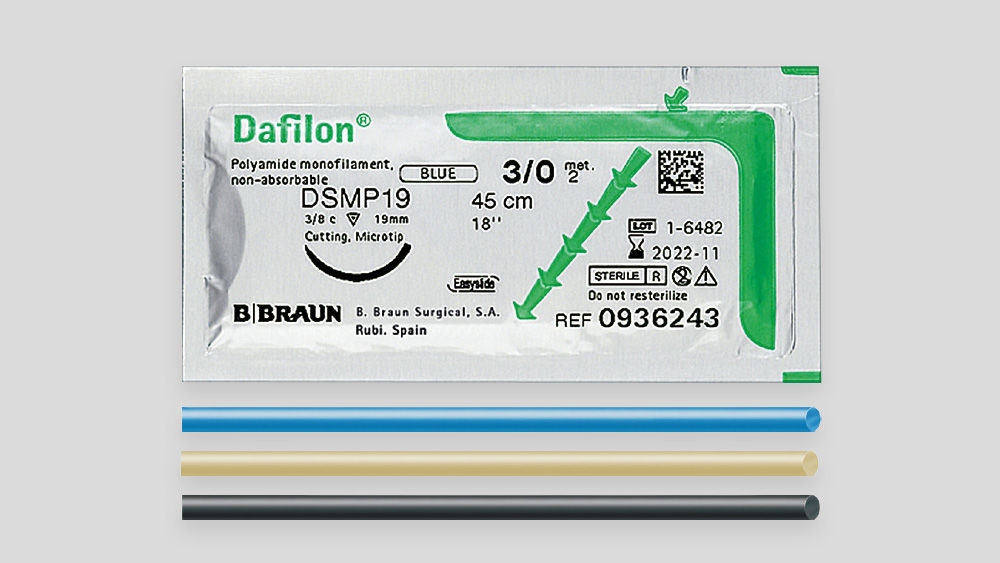 Dafilon® nicht resorbierbares monofiles Polyamid-Nahtmaterial von B. Braun, Größe 3/0 mit 45 cm Fadenlänge, in steriler Verpackung mit Produktetikett, Barcode und Referenznummer, dargestellt vor weißem Hintergrund für den klinischen oder chirurgischen Einsatz.