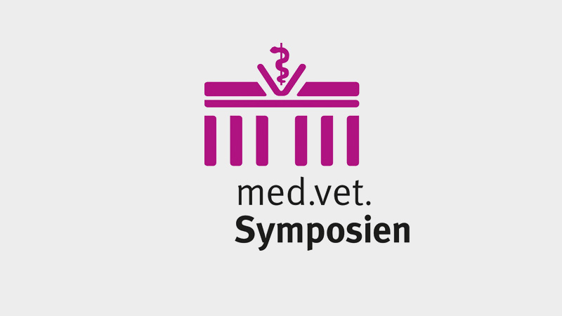 Logo mit einem stilisierten magentafarbenen veterinärmedizinischen Symbol über einem säulenartigen Design, mit dem Text „med.vet“. Symposien“ darunter.