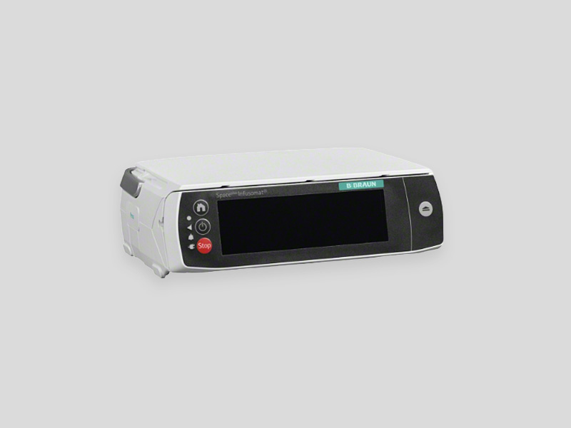 Infusomat® Space Infusionspumpe mit Frontdisplay und Bedientasten, dargestellt mit angeschlossenem Infusionsschlauch, freigestellt auf weißem Hintergrund.