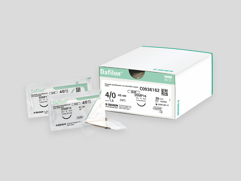 Dafilon® nicht resorbierbares chirurgisches Nahtmaterial mit gebogener Nadel und blauem Monofilamentfaden, freigestellt vor hellem Hintergrund.