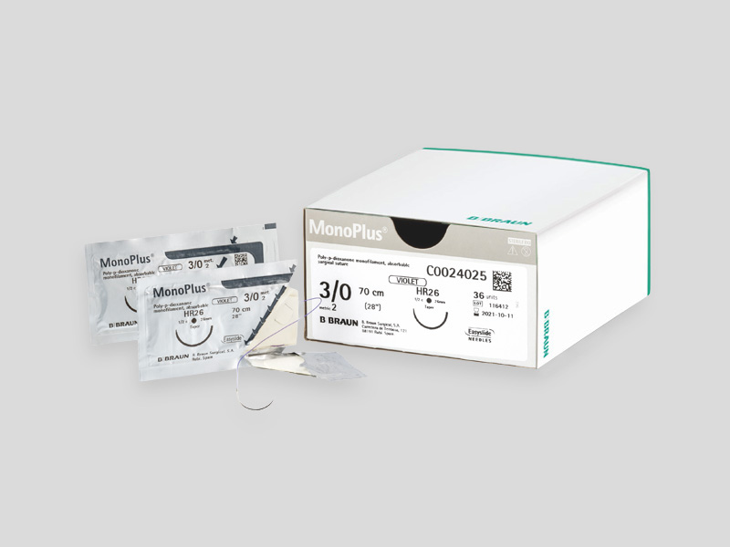 Produktdarstellung des MonoPlus® Monofilament-Nahtmaterials mit einer grünen Informationstafel auf der linken Seite und der Produktverpackung auf der rechten Seite, einschließlich einer weißen Schachtel und mehrerer einzeln verpackter Nahtpackungen.
