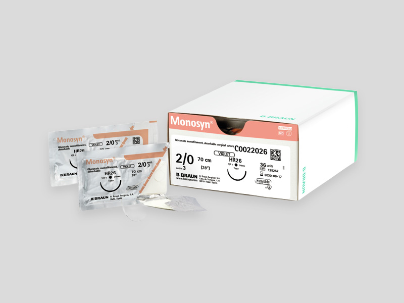 Monosyn® resorbierbares chirurgisches Nahtmaterial mit gebogener Nadel und violettem Monofilamentfaden, freigestellt vor hellem Hintergrund.