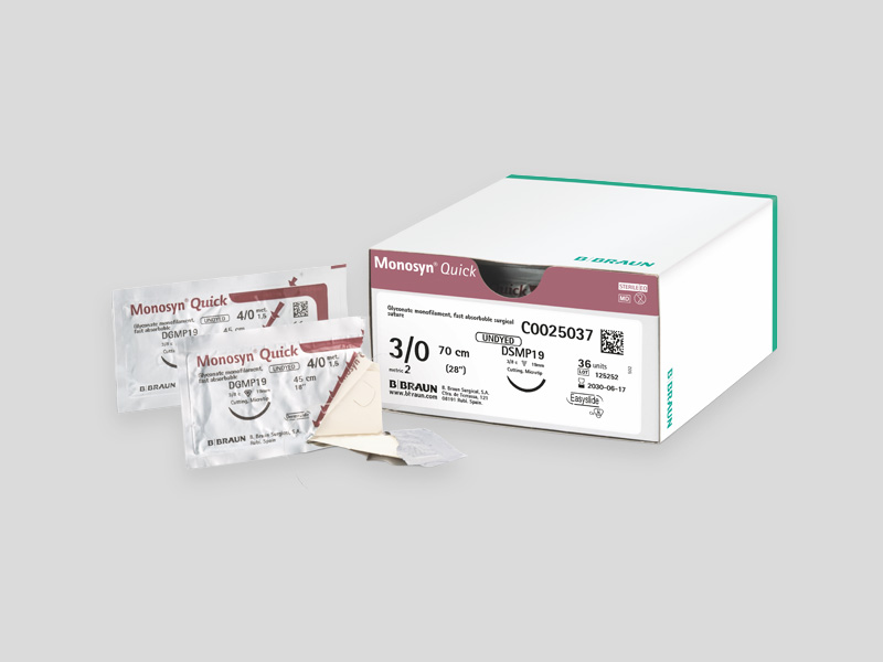 Produktdarstellung von Optilene® monofilem, nicht resorbierbarem Nahtmaterial mit einer grünen Informationstafel auf der linken Seite und der Produktverpackung auf der rechten Seite, einschließlich einer weißen Schachtel und mehrerer einzeln verpackter Nahtpackungen.
