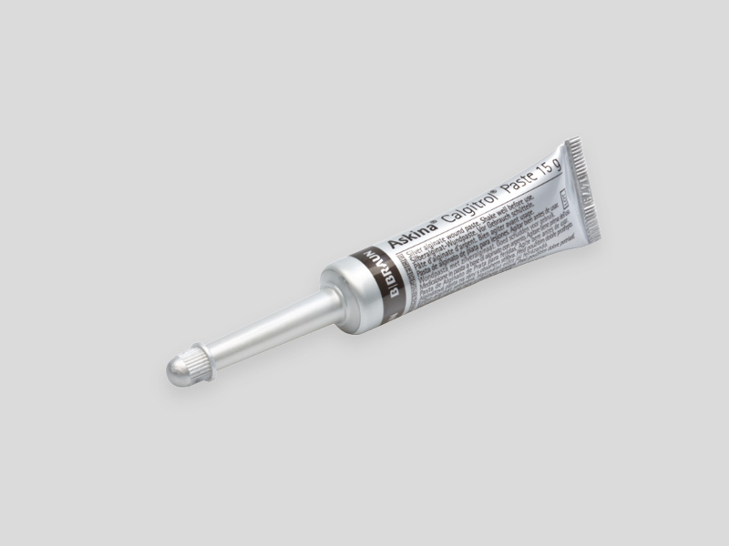 Askina® Calgitrol Wundgel in einer Aluminiumtube mit Applikatorspitze, dargestellt vor weißem Hintergrund.